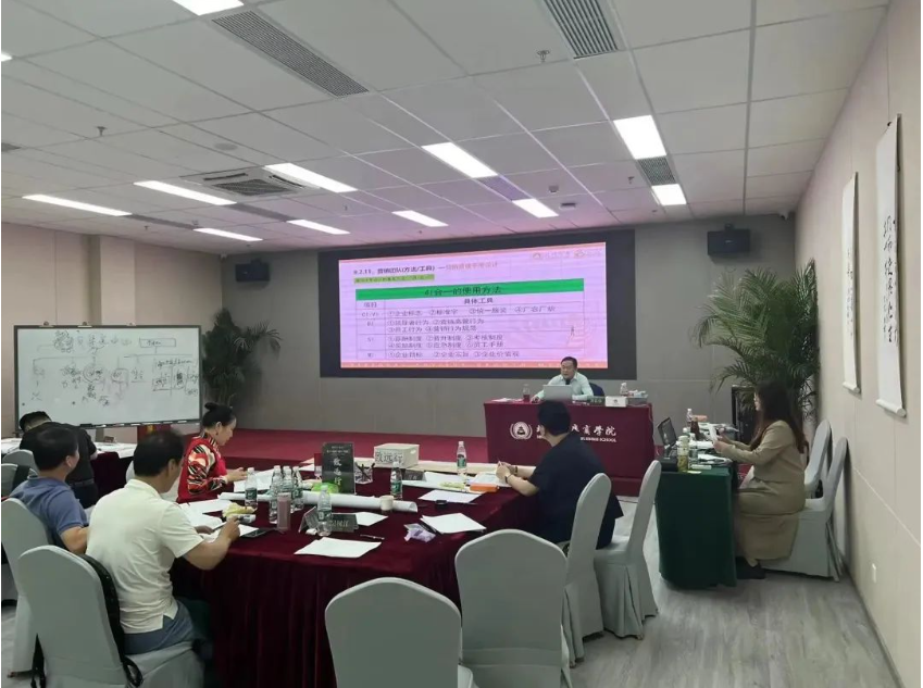 劉春華授課北清智庫赫默茲訓練營：企業(yè)成長需要私人顧問--北清智庫“私人顧問·成長導師課”系列報道之二