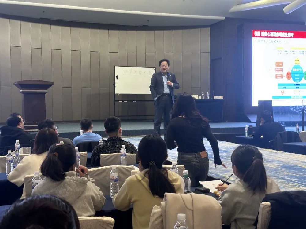 劉春華授課鼎世貨運 | 洞察消費心理，助力企業騰飛