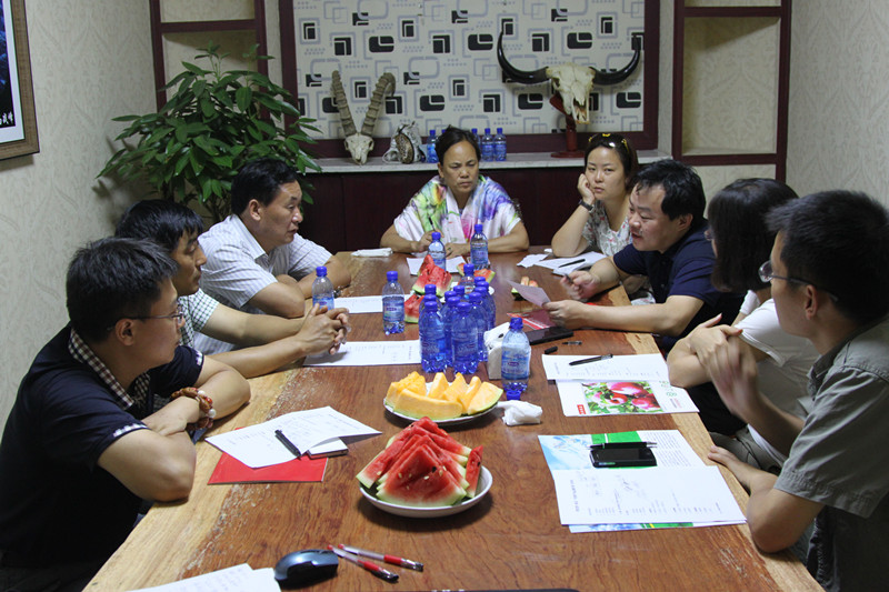媒體團隊為新疆圭柏種植農民專業合作社做深度報道
