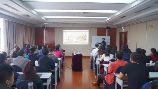 華商頭條：劉春華老師受邀為錫林浩特企業(yè)精英和政府干部專題授課